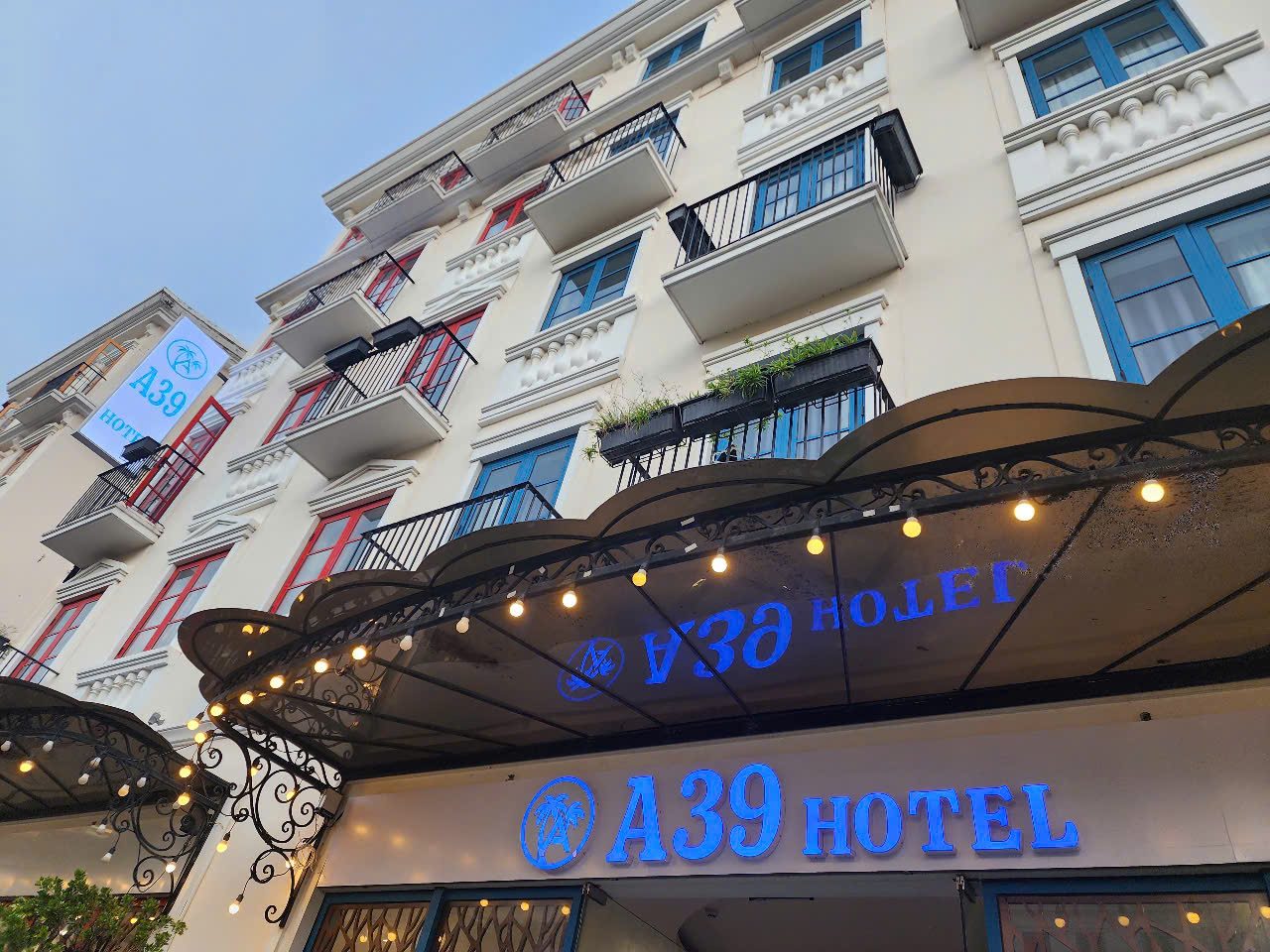 저녁의 A39 Hotel 외관