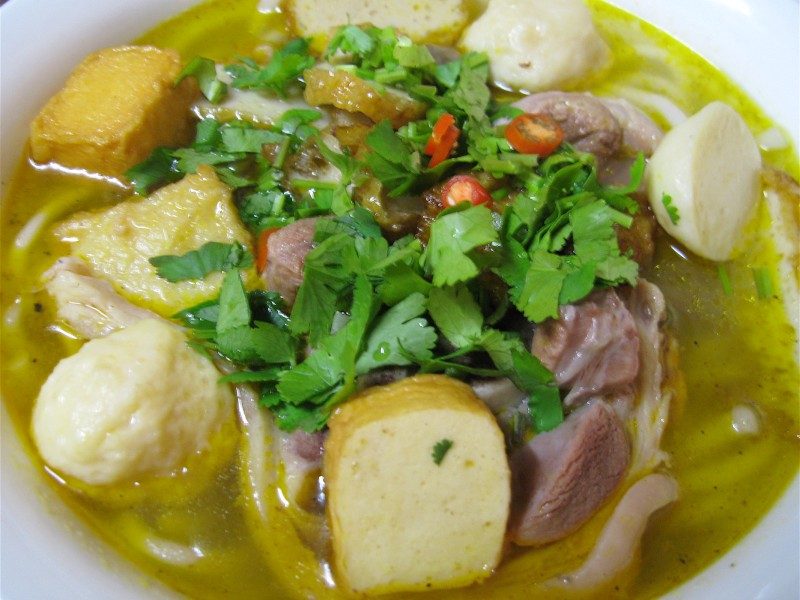 Bánh canh chả cá (thick noodle soup with fish cakes)