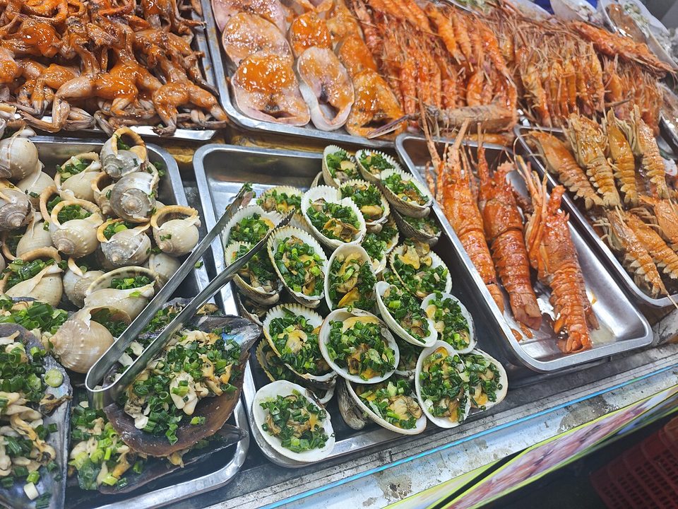 Sò điệp, ốc nướng mỡ hành (scallops and snails grilled with scallion oil)